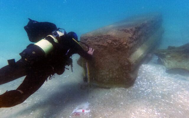 1,800 year old artifacts discovered - shipwreck